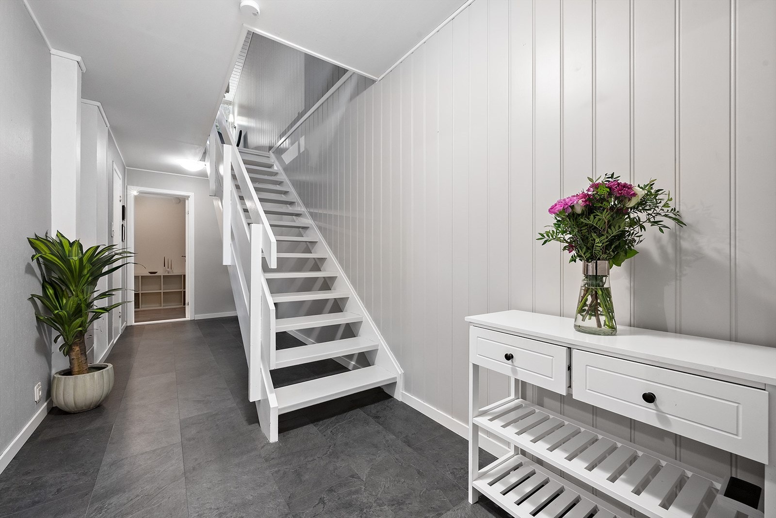 Rettløpstrappen i malt treverk forbinder etasjene. Galleribilde