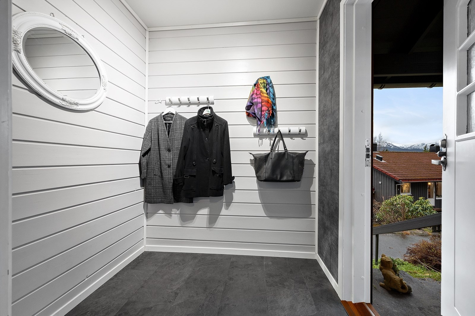 Entréen har ett slitesterkt gulv og utgang til overbygd tilkomstparti. Galleribilde