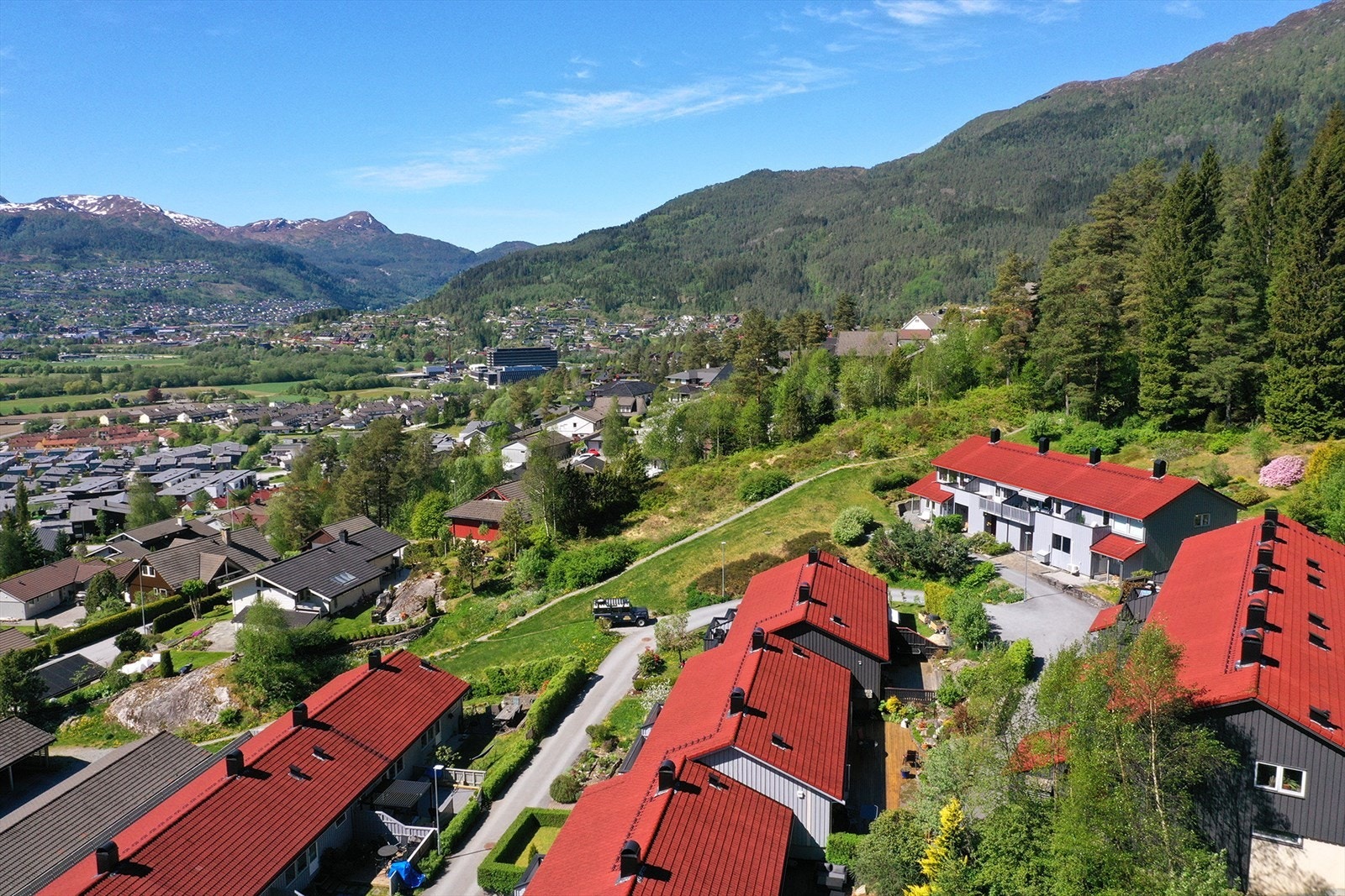 Området har gode solforhold og gangavstand til butikk, sykehuset og høyskolen. Galleribilde
