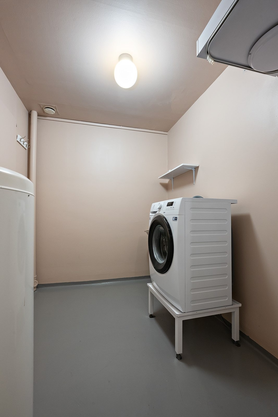 Vaskerommet er utstyrt med gulvbelegg og opplegg for vaskemaskin, samt en varmtvannsbereder med kapasitet på 194 liter. Galleribilde