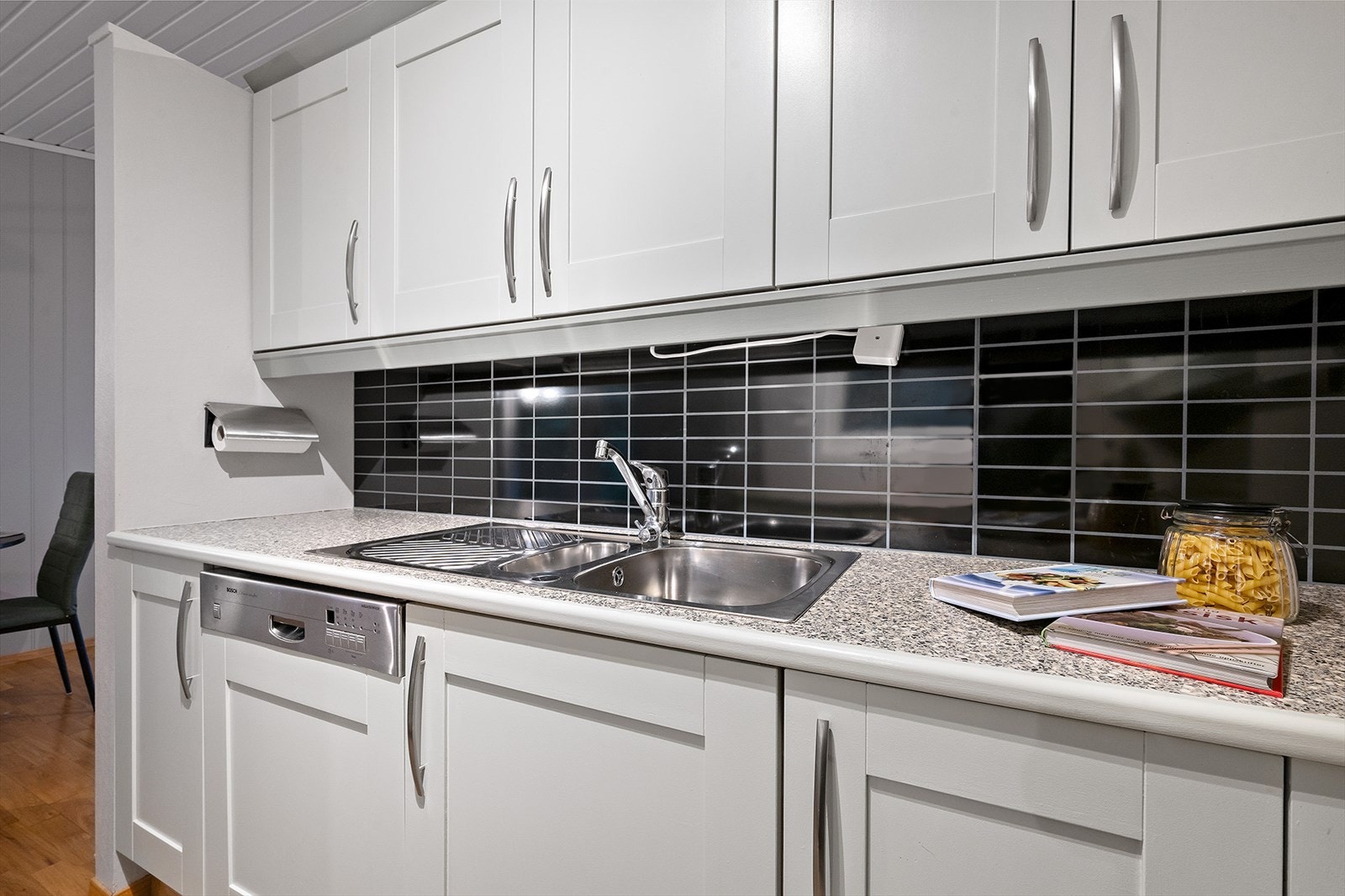 Kjøkkenet har profilerte fronter og mye benkeplass som gir et praktisk arbeidsområde. Galleribilde