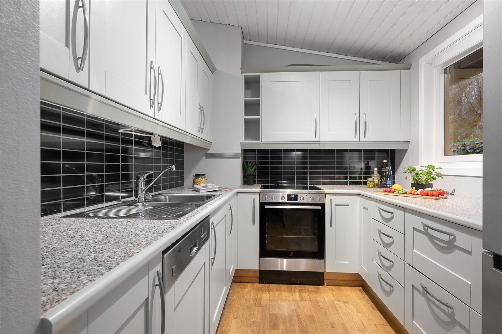 Kjøkkenet har innredning fra Norema med laminat benkeplate og integrert oppvaskmaskin. Galleribilde