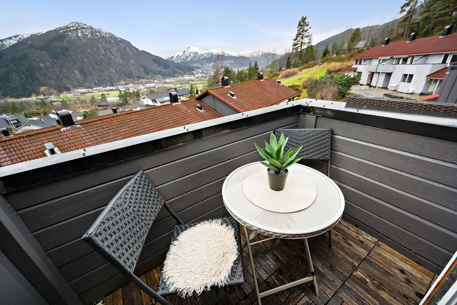 Rekkehuset ligger fint til i Kåsen Burettslag med gode solforhold hele året og flott utsikt over Førde. Galleribilde