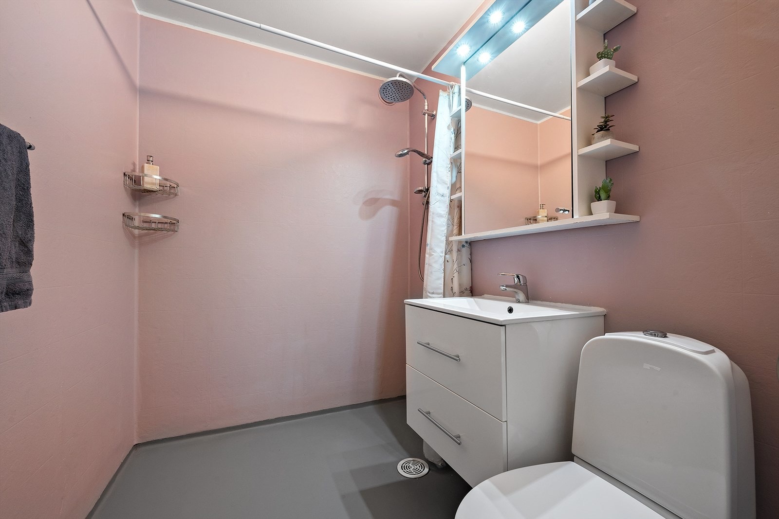 Badet har enkel standard med gulvbelegg og våtromsbelegg på vegger. Det ble montert ny servantinnredning i 2021. Galleribilde