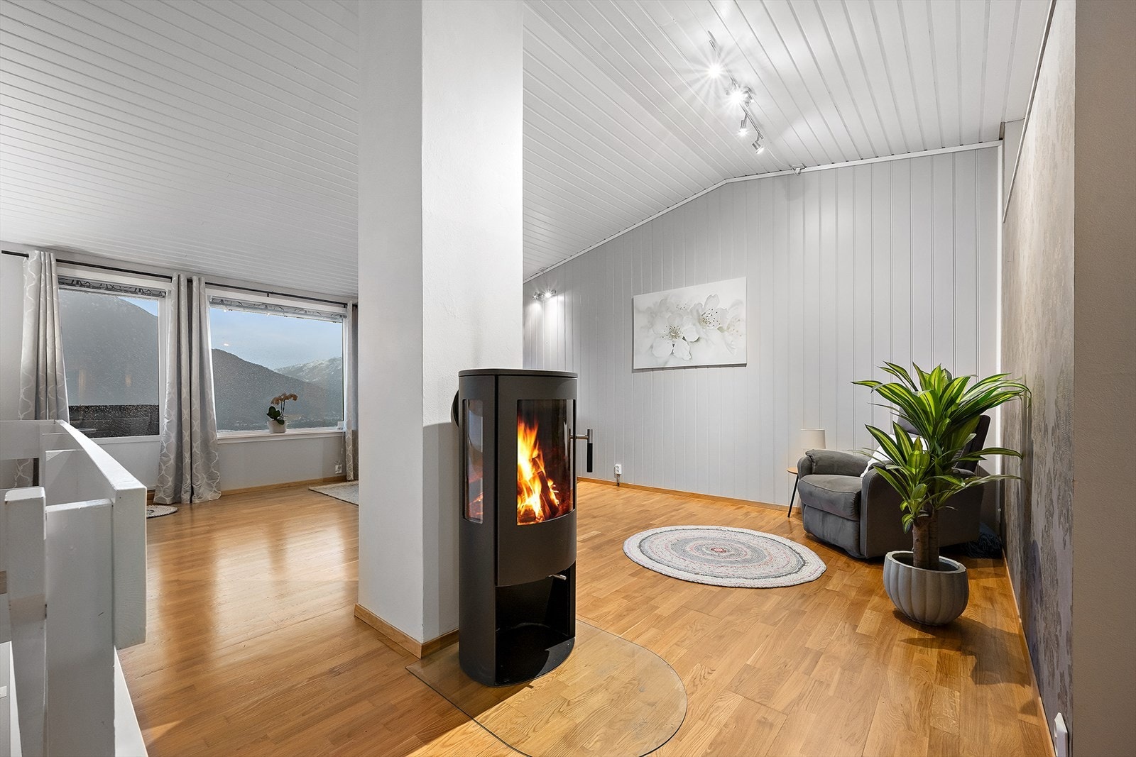 Boligen har store vinduer som gir gode lysforhold. Sentralt i stuen er det vedovn som gir god varme i vinterhalvåret. Galleribilde