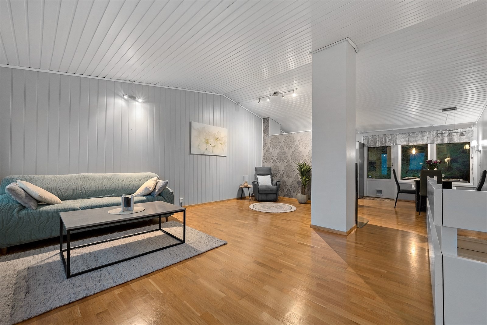 Stuen har parkettgulv og raus takhøyde. Galleribilde