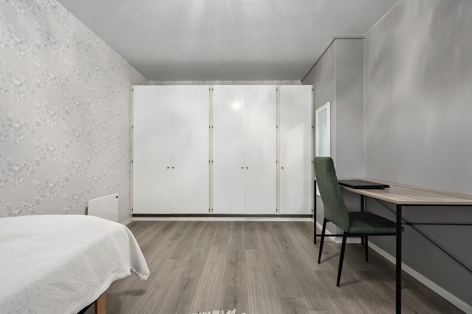 Rommet har en praktisk garderobeløsning med god oppbevaringsplass. Galleribilde