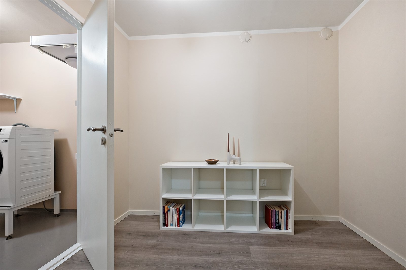 Boden er innredet med laminatgulv og malte vegger. Det er dør videre til vaskerommet som har opplegg for vaskemaskin. Galleribilde