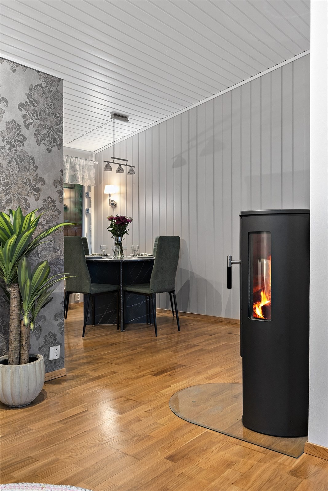 Fra stuen ser vi inn til spiseplassen ved kjøkkenet. Galleribilde