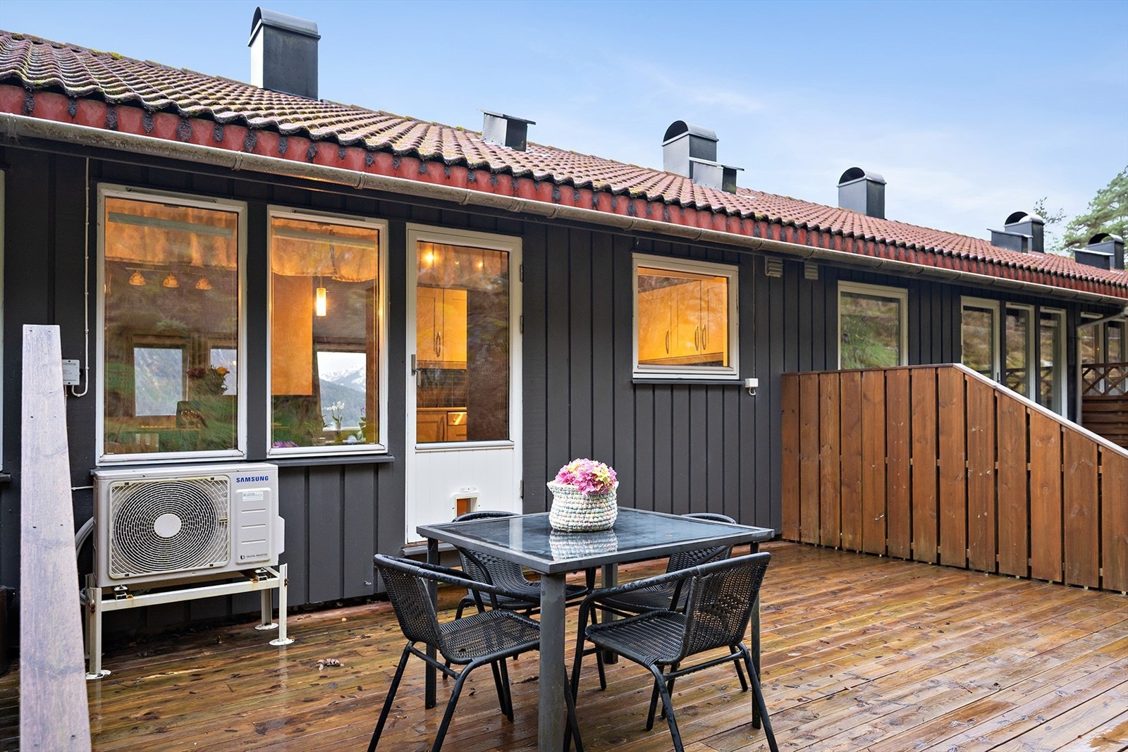 På oppsiden er det stor treplatting med strømuttak og god plass til utemøbler. Galleribilde