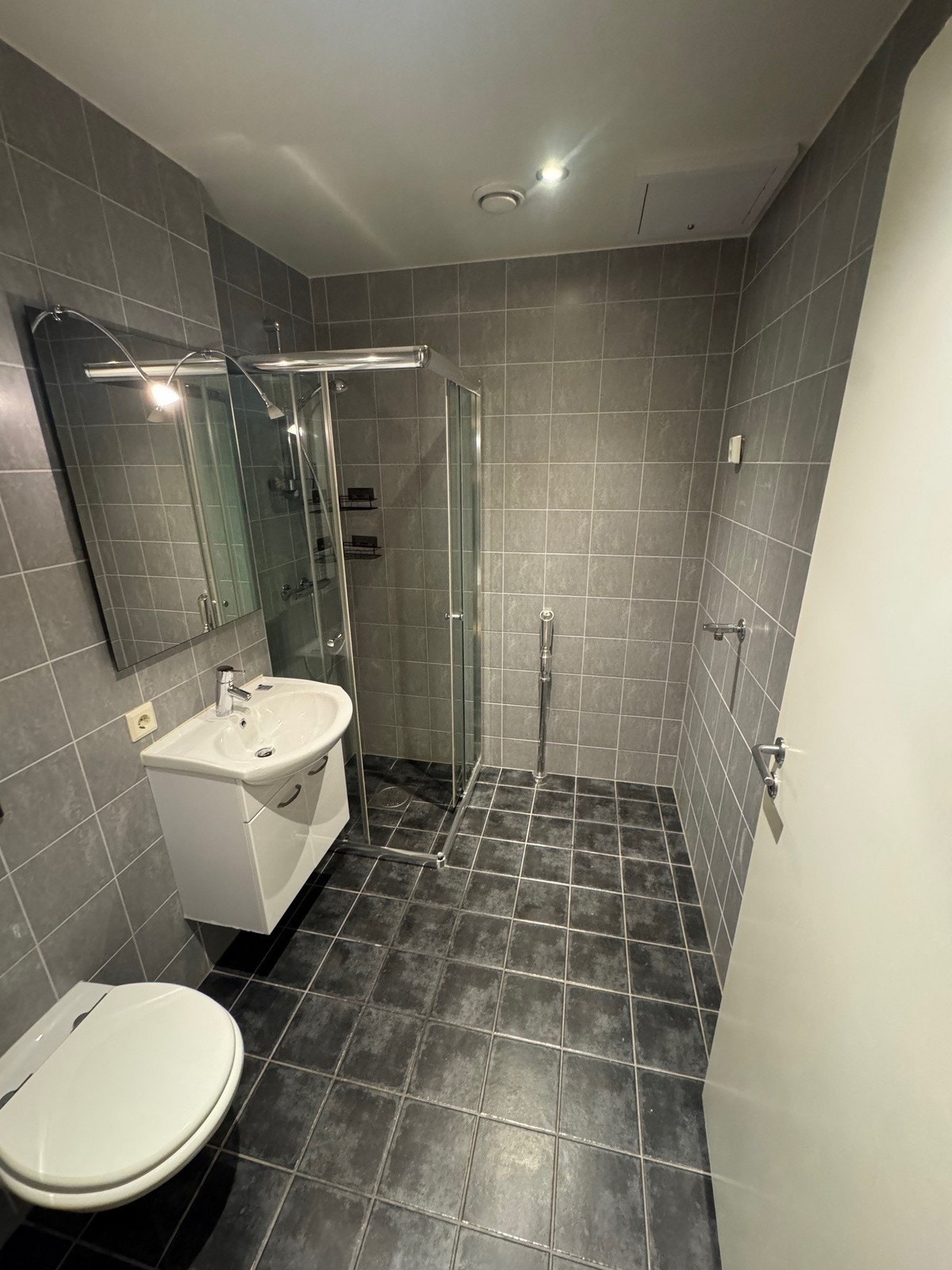 Pent, flislagt bad med opplegg for vaskemaskin. Galleribilde
