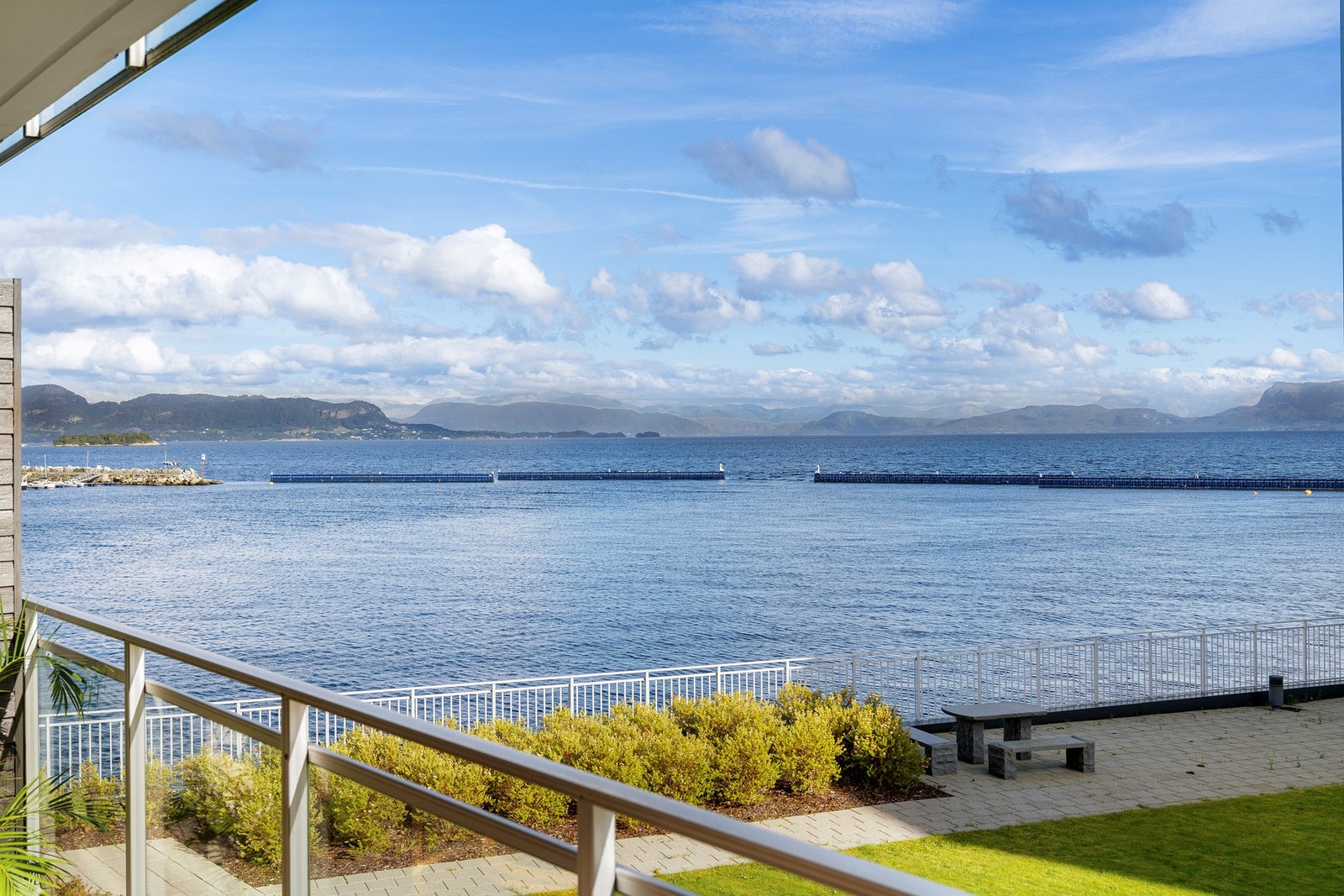Fra balkongen har du nydelig utsikt utover Bjørnafjorden til Rosendalsfjellene. Galleribilde