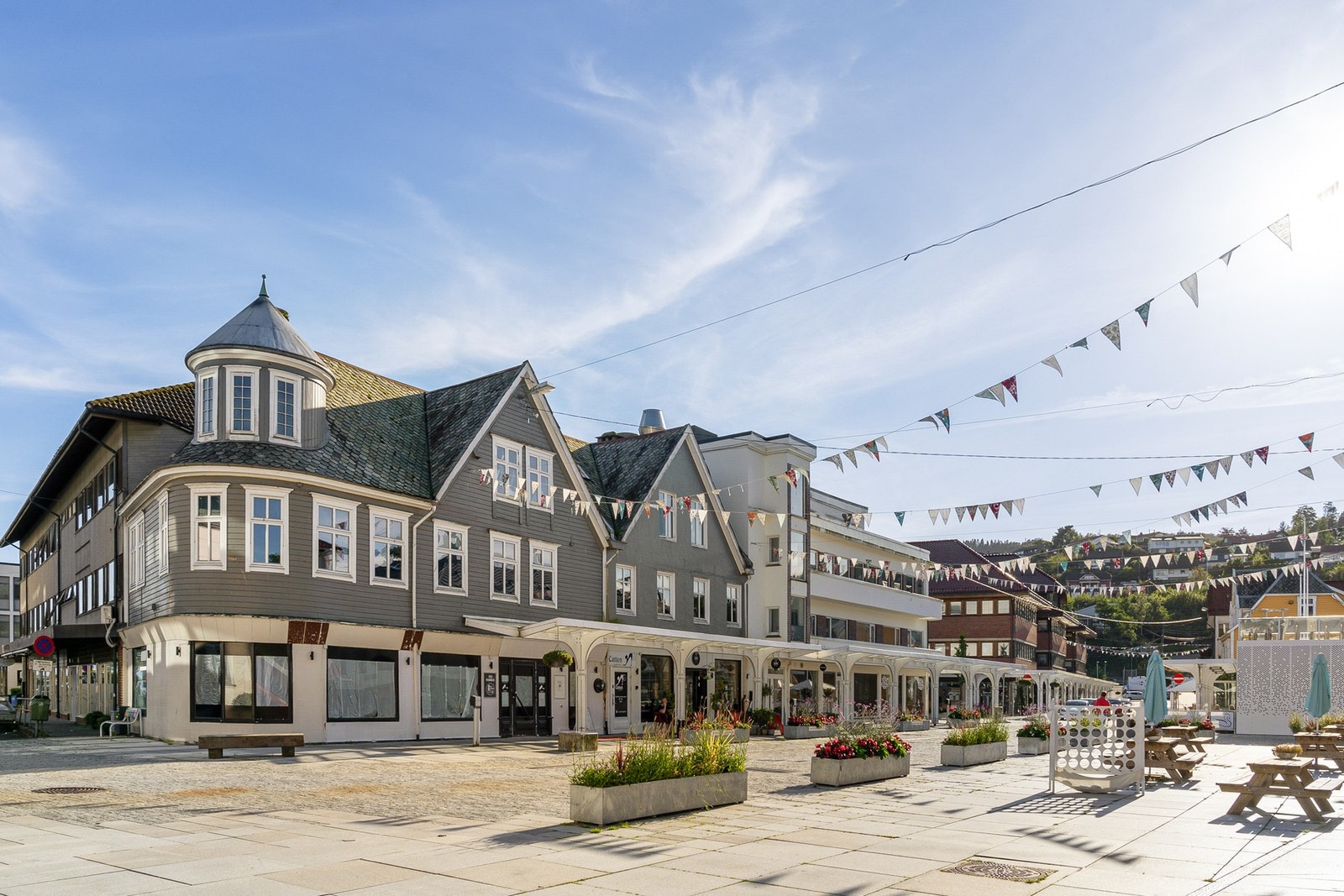 Leiligheten har en sentral beliggenhet med gangavstand til alt man måtte ønske av fasiliteter og servicetilbud. Galleribilde