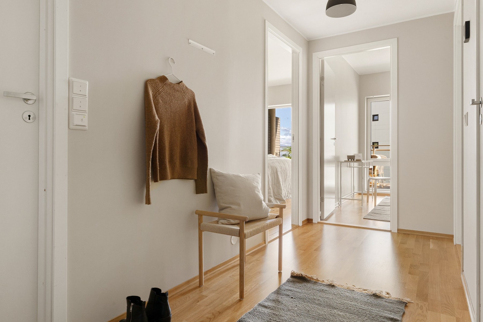 Fra entréen har du tilgang til alle rommene i leiligheten. Galleribilde