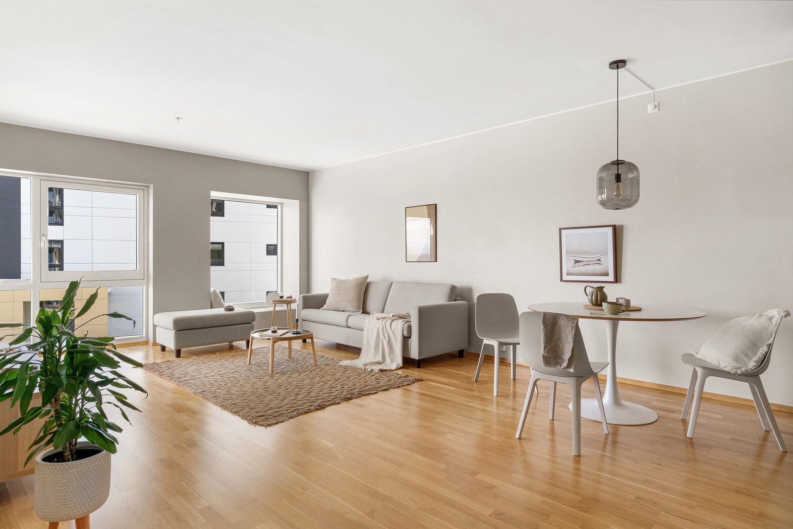 Stuen er malt i nøytrale farger som gjør det enkelt å innrede etter eget ønske. Galleribilde