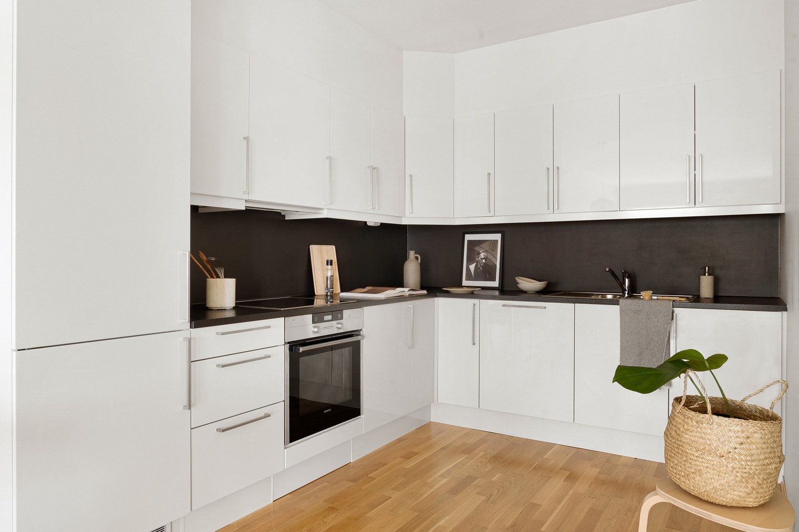 Integrerte hvitevarer består av stekeovn, platetopp, ventilator, oppvaskmaskin og kjøleskap med frysedel. Galleribilde