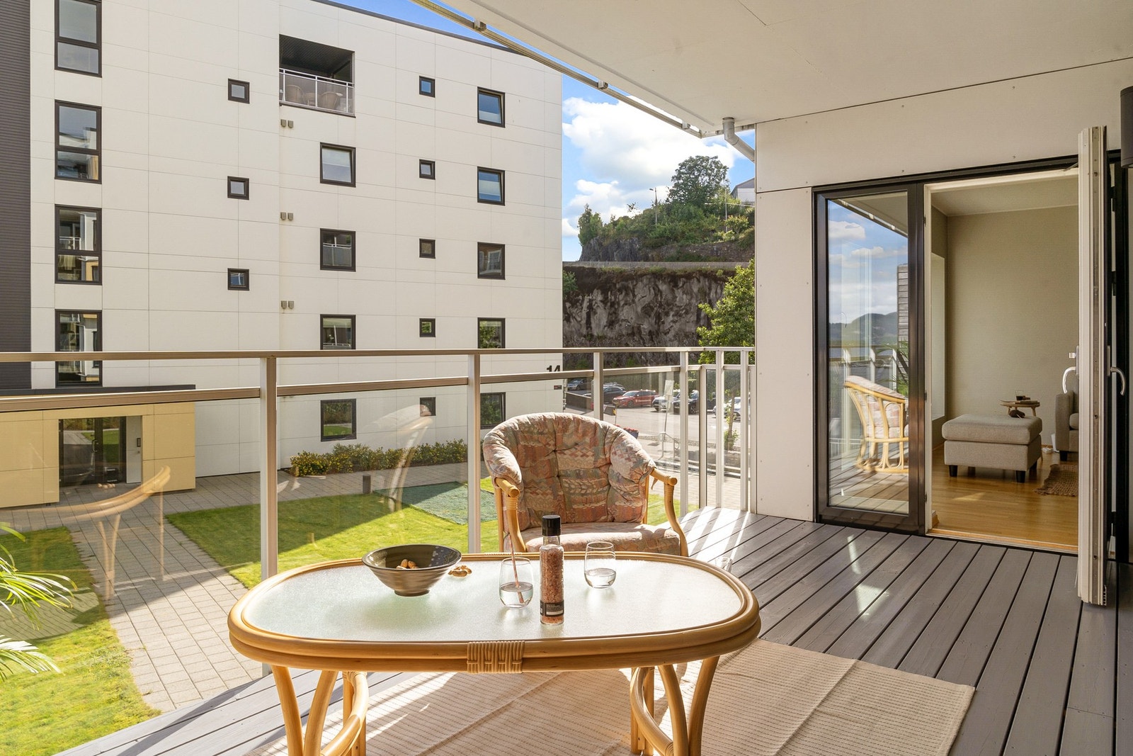 Nyt fine sommerdager med venner og familie. Galleribilde