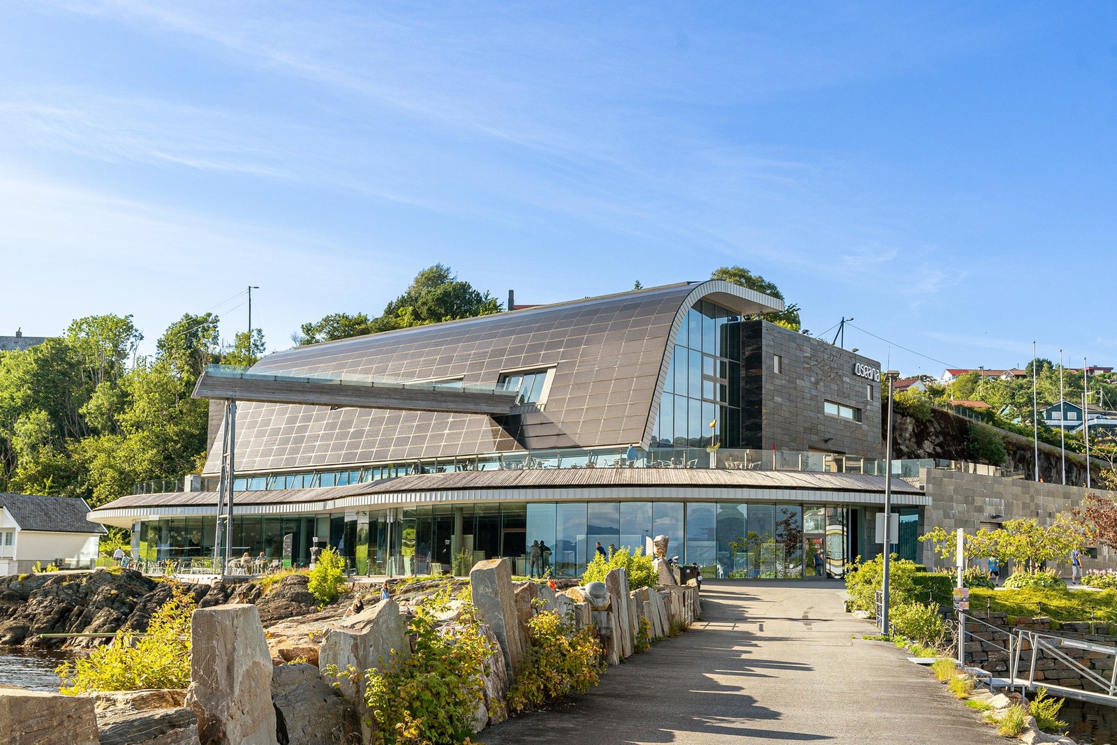 Leiligheten ligger like ved Oseana Kunst- og Kultursenter som byr på kulturtilbud for både barn og voksne. Galleribilde