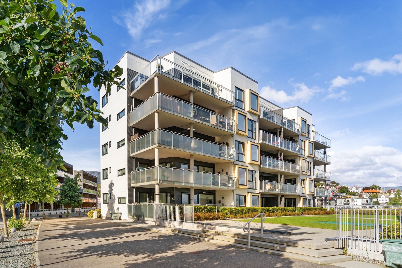 Leiligheten ligger attraktivt til i rolige og svært sentrale omgivelser ved sjøkanten. Galleribilde