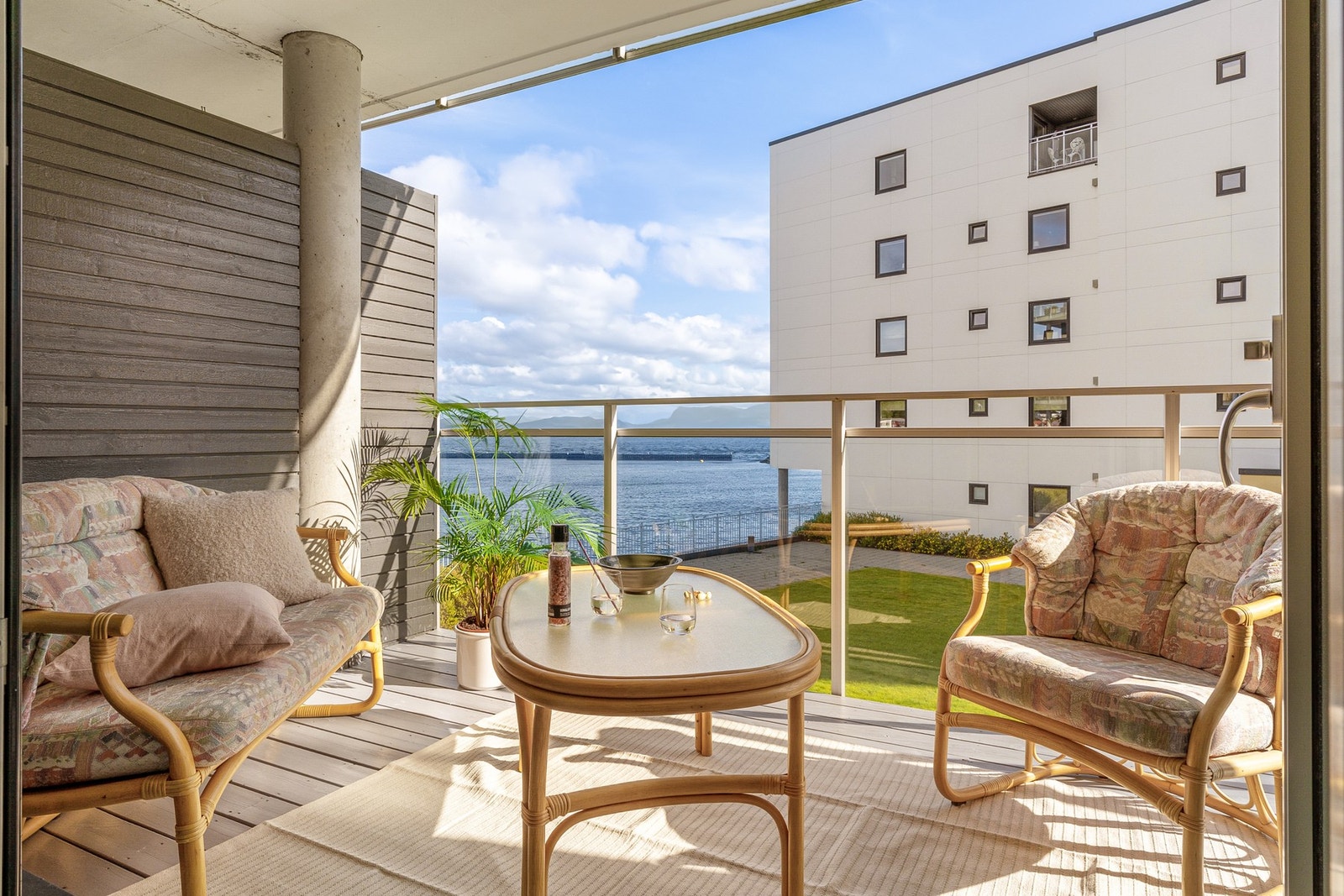 Fantastisk balkong på 13,8 kvm med glassrekkverk. Galleribilde