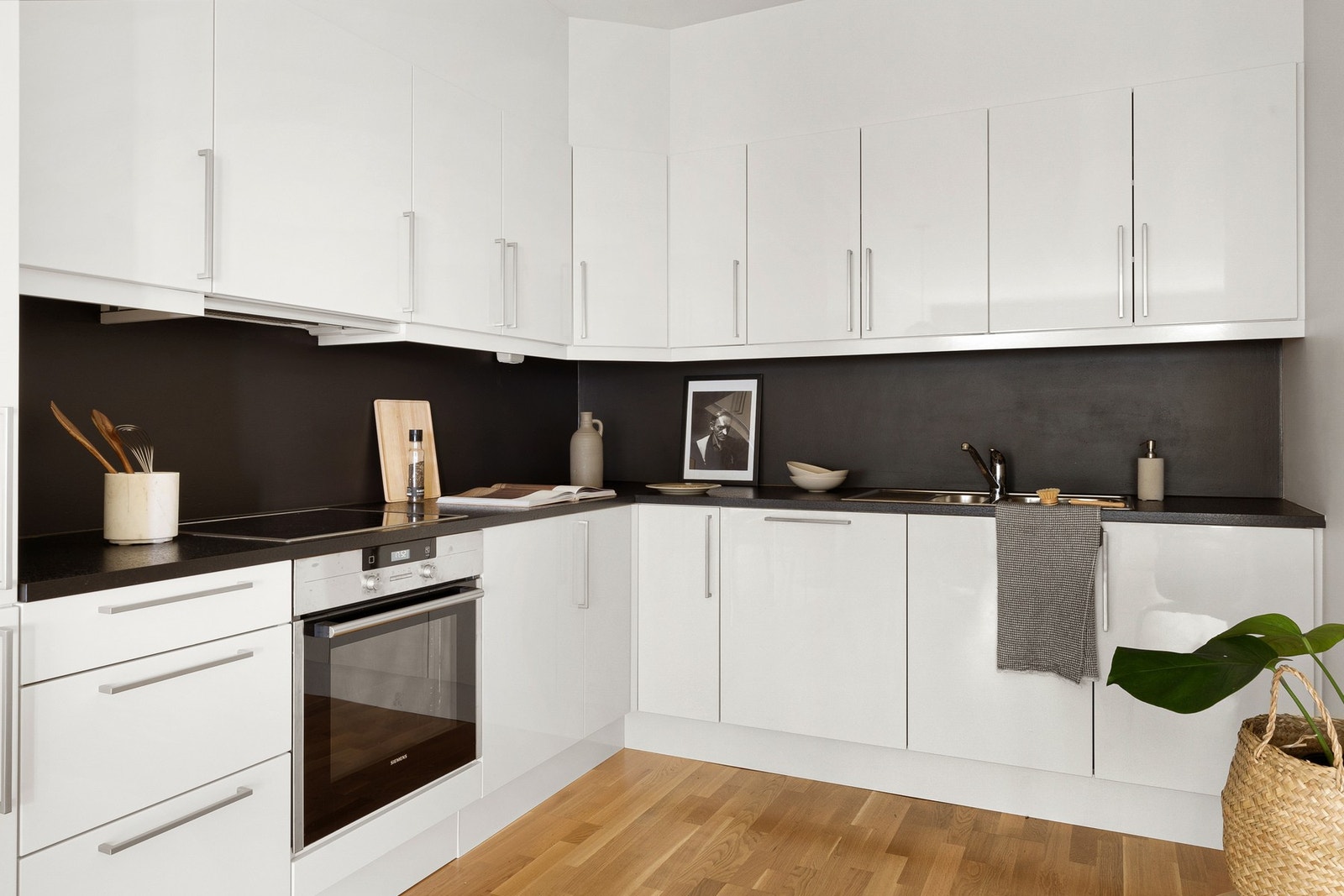 Boligen har et lyst og moderne kjøkken fra HTH. Galleribilde