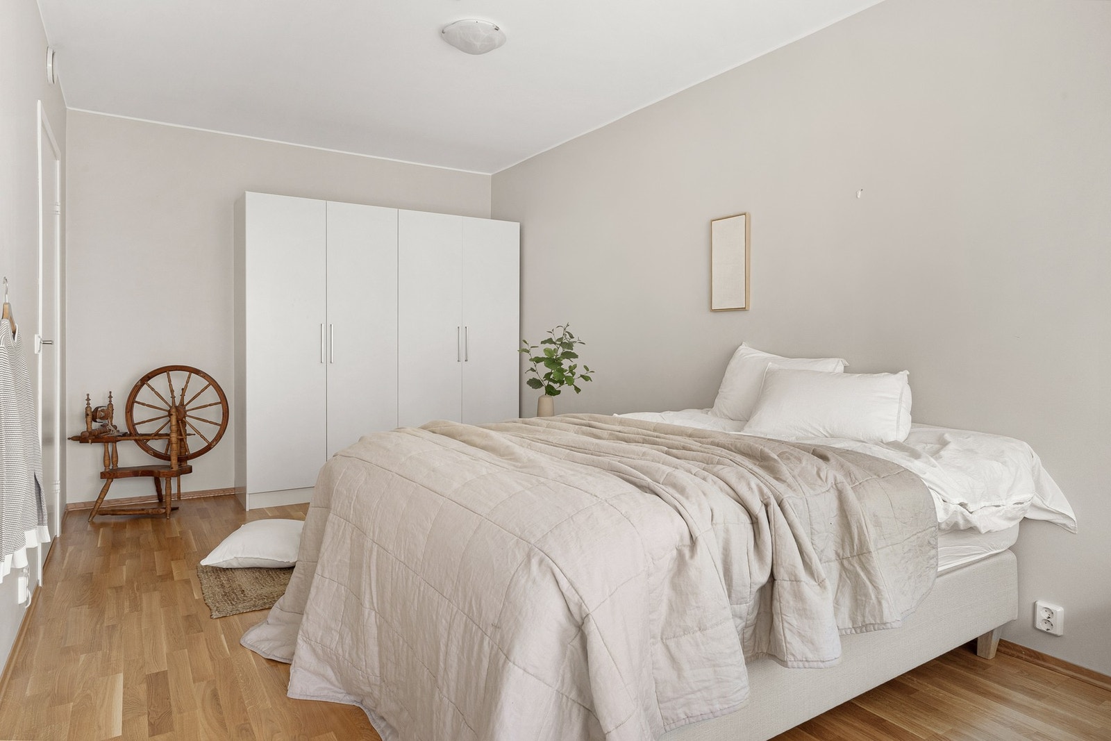 Her har du god plass til dobbeltseng og garderobe. Galleribilde