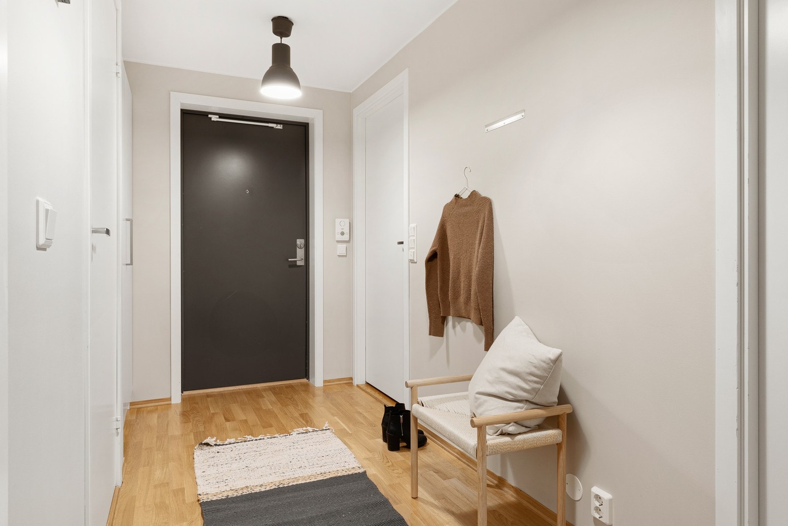 Velkommen inn! Lys og innbydende entré med god plass til oppbevaring. Galleribilde