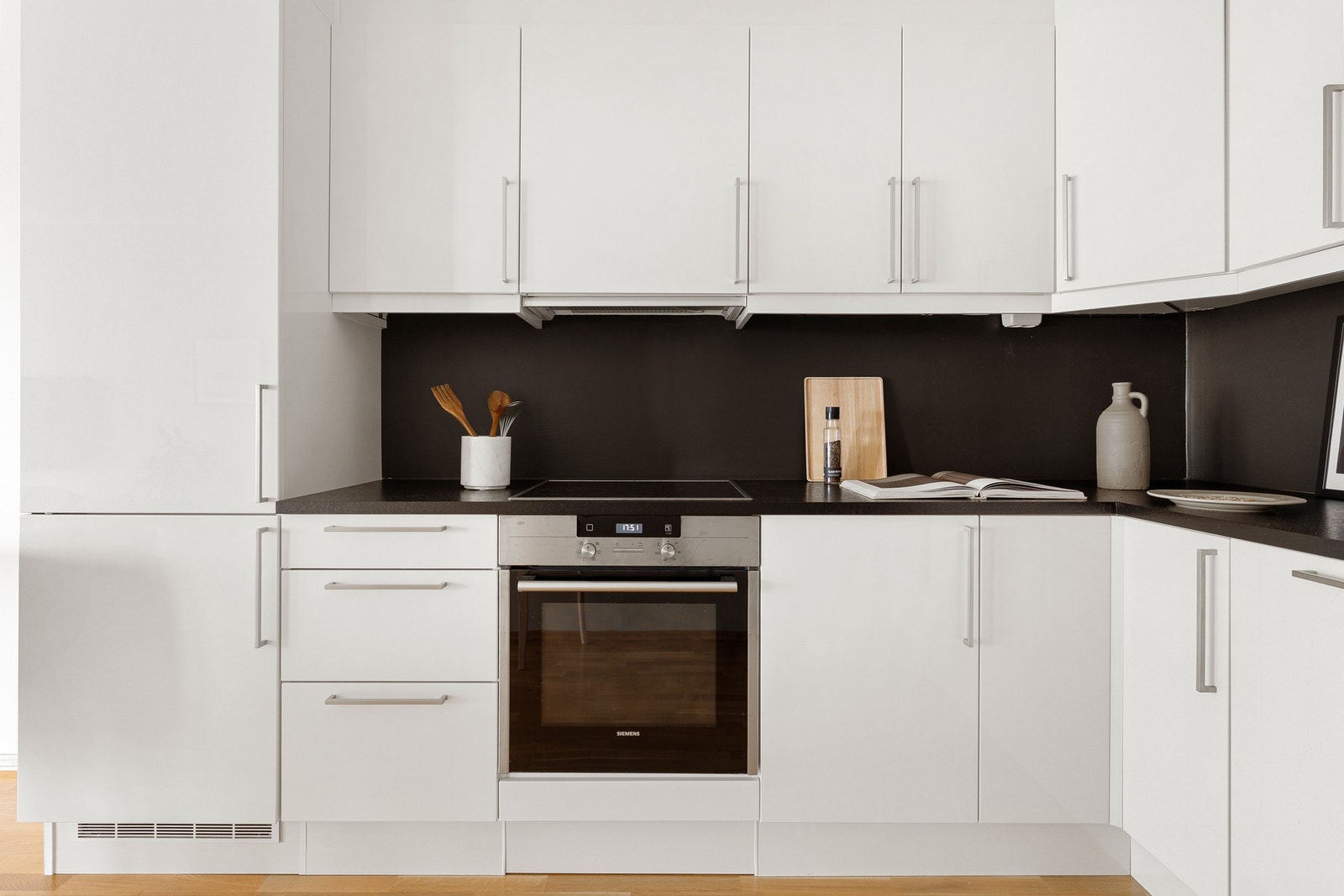 Kjøkkenet er praktisk utformet med god skap- og benkeplass. Galleribilde