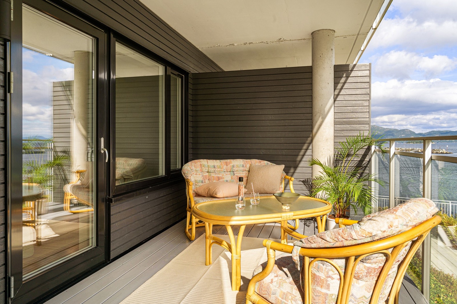 Her har du god plass til å innrede med utemøbler. Galleribilde