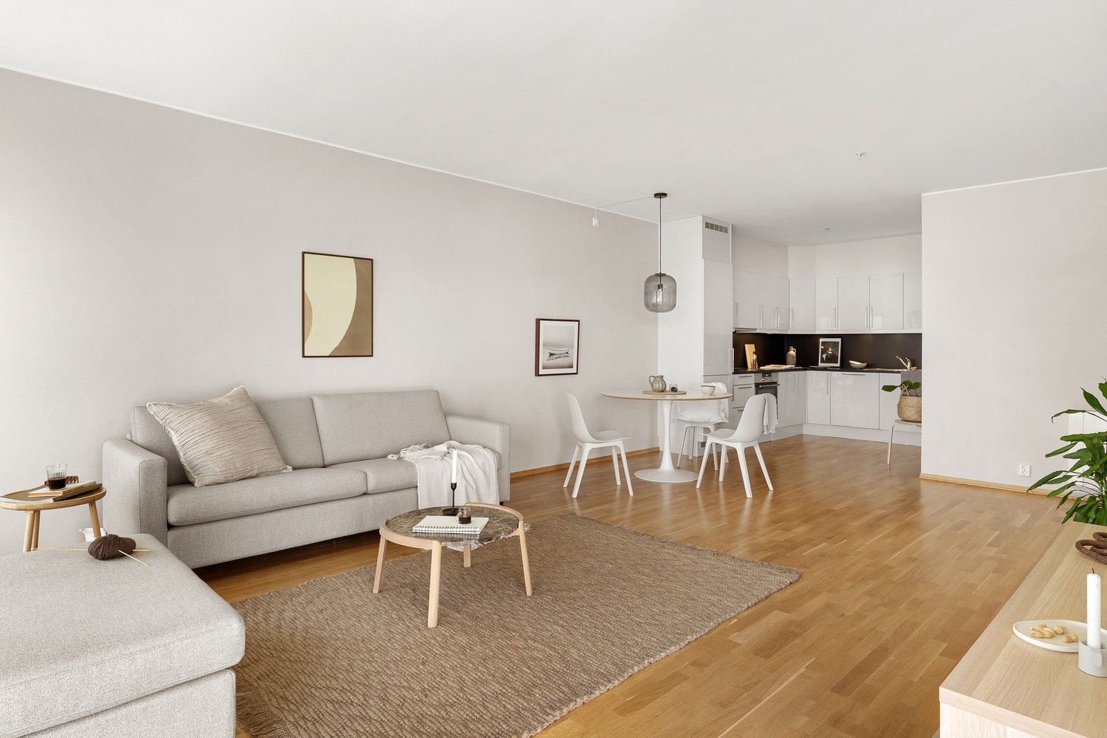 Her har du en åpen og sosial løsning mellom stue og kjøkken. Galleribilde