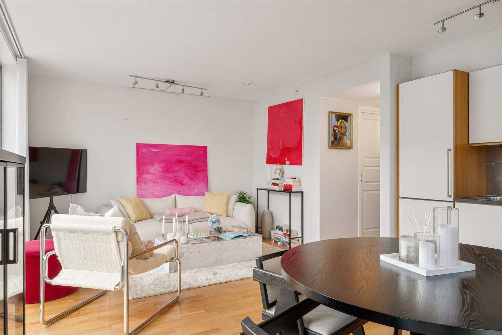 Romsllig stue med god plass til sofa og stoler. Galleribilde