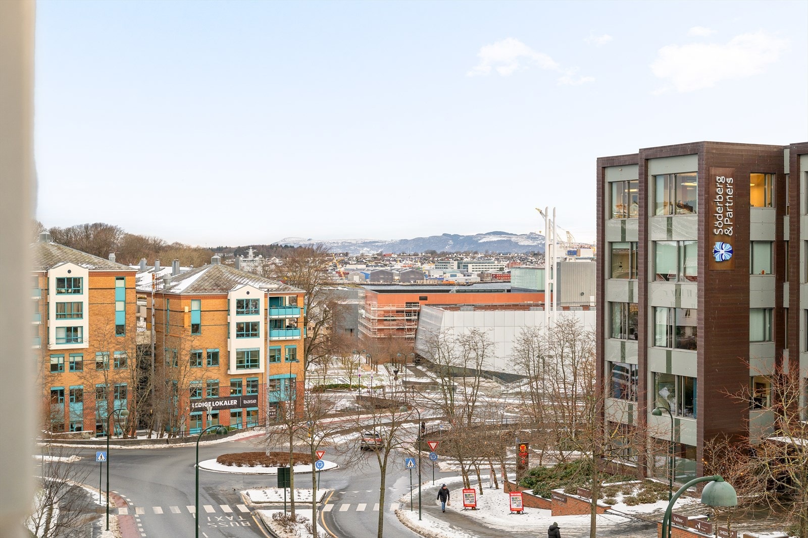 Leiligheten har en attraktiv og sentral beliggenhet på Bjergsted. Her bor du i rolige omgivelser, samtidig som du har kort vei til både sentrum, kulturtilbud og vakre grøntområder. Galleribilde