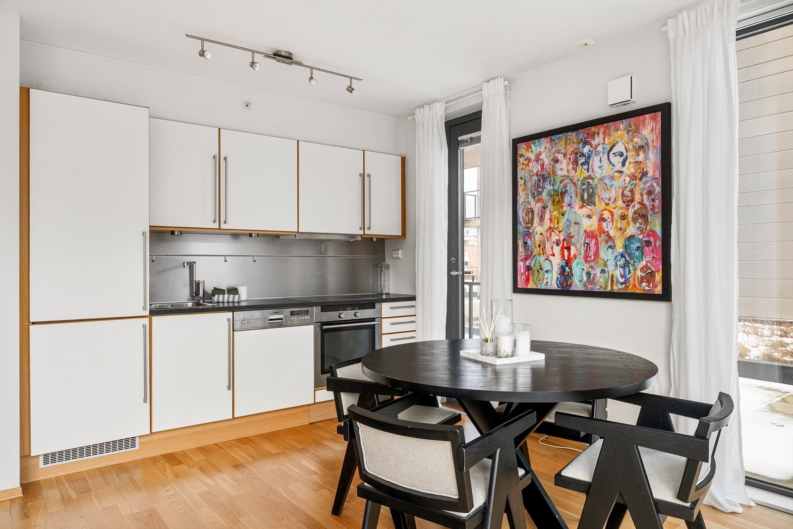 Lyst og tidløst kjøkken med benkeplate i laminat. Galleribilde