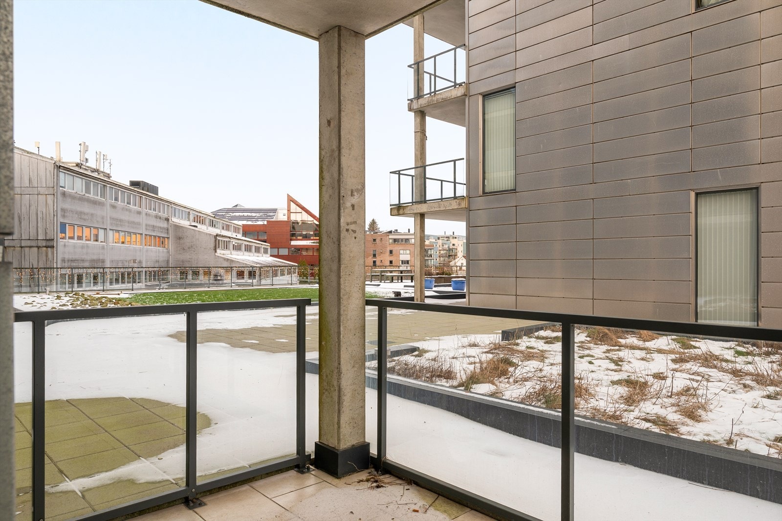 Terrasse med direkte tilgang til felles uteområder. Galleribilde