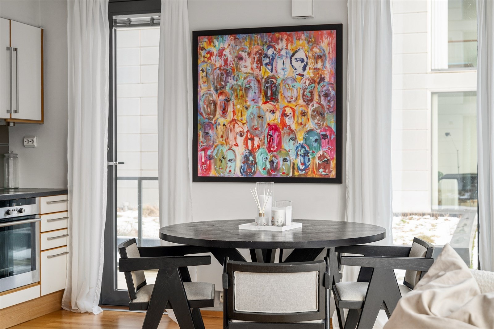 Fra kjøkkenet er det utgang til terrasse. Galleribilde