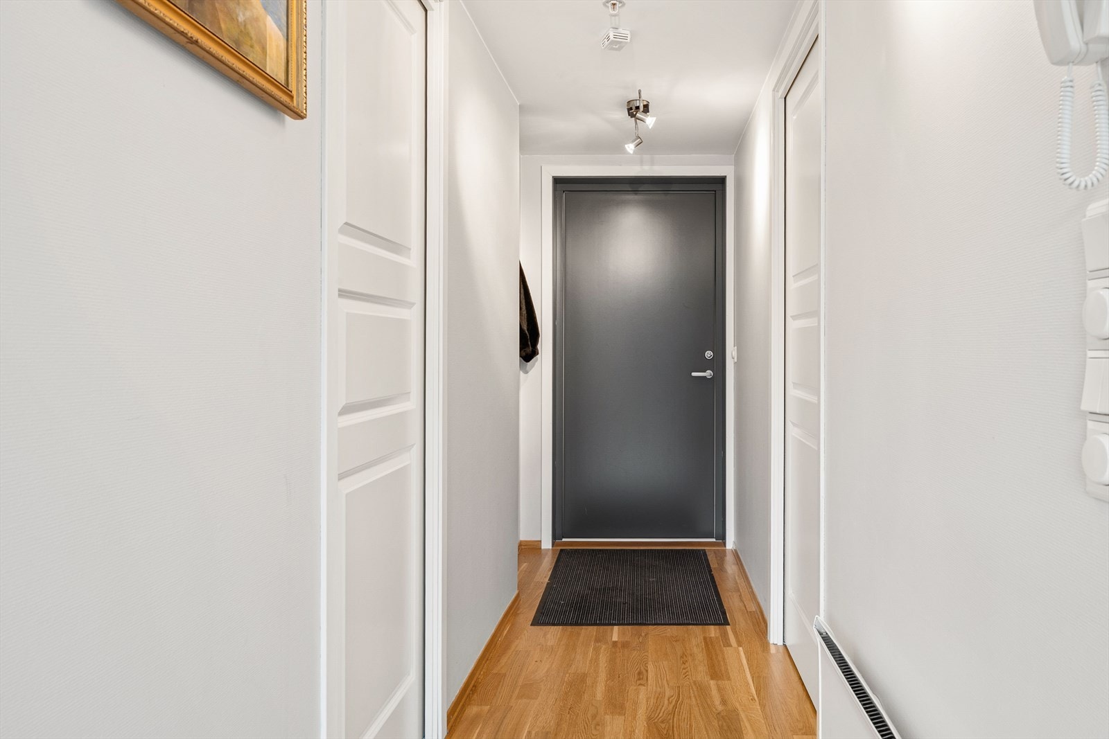 Lys entré med god plass til å henge fra seg yttertøy. Galleribilde