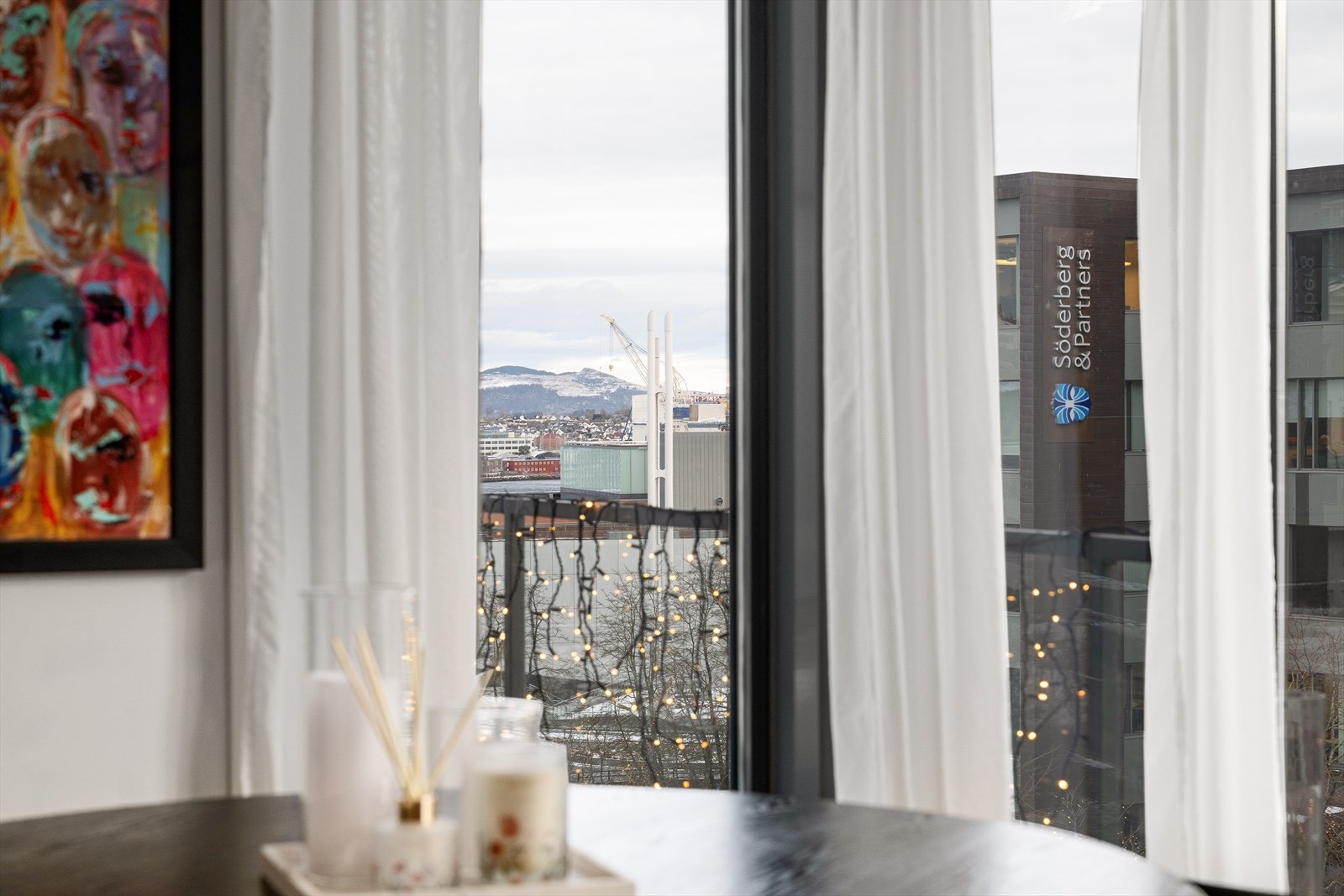 Fra stue/kjøkken har du god utsikt til kaien Galleribilde