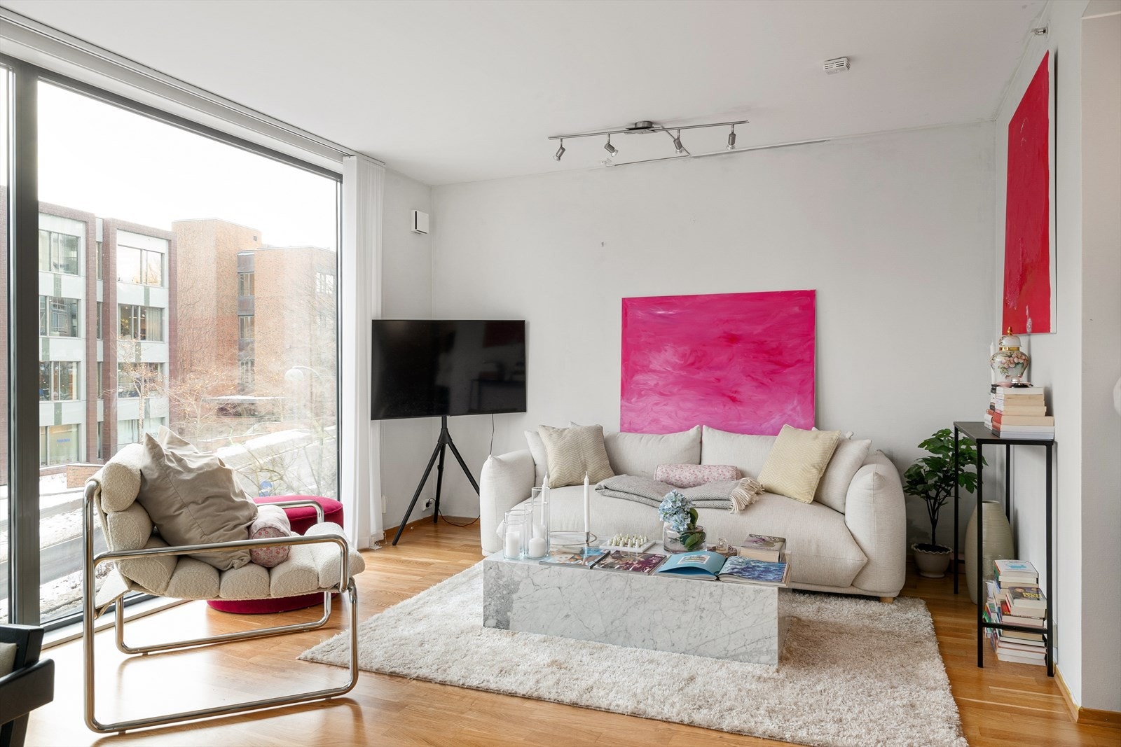 Arealeffektiv leilighet som er enkel å innrede og vegger malt i lyse farger. Galleribilde