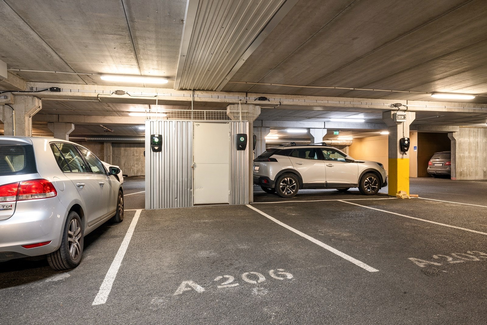 Egen parkering i lukket anlegg, med tilhørende boder og elbillader. Galleribilde