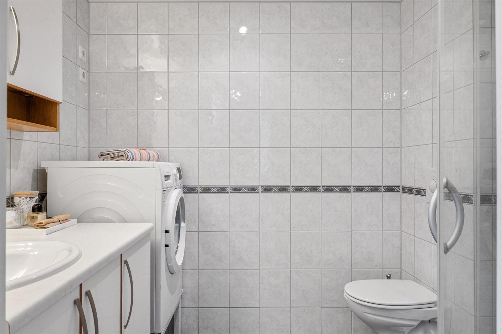 Tidløst og helfliset bad med varmekabler i gulv. Galleribilde