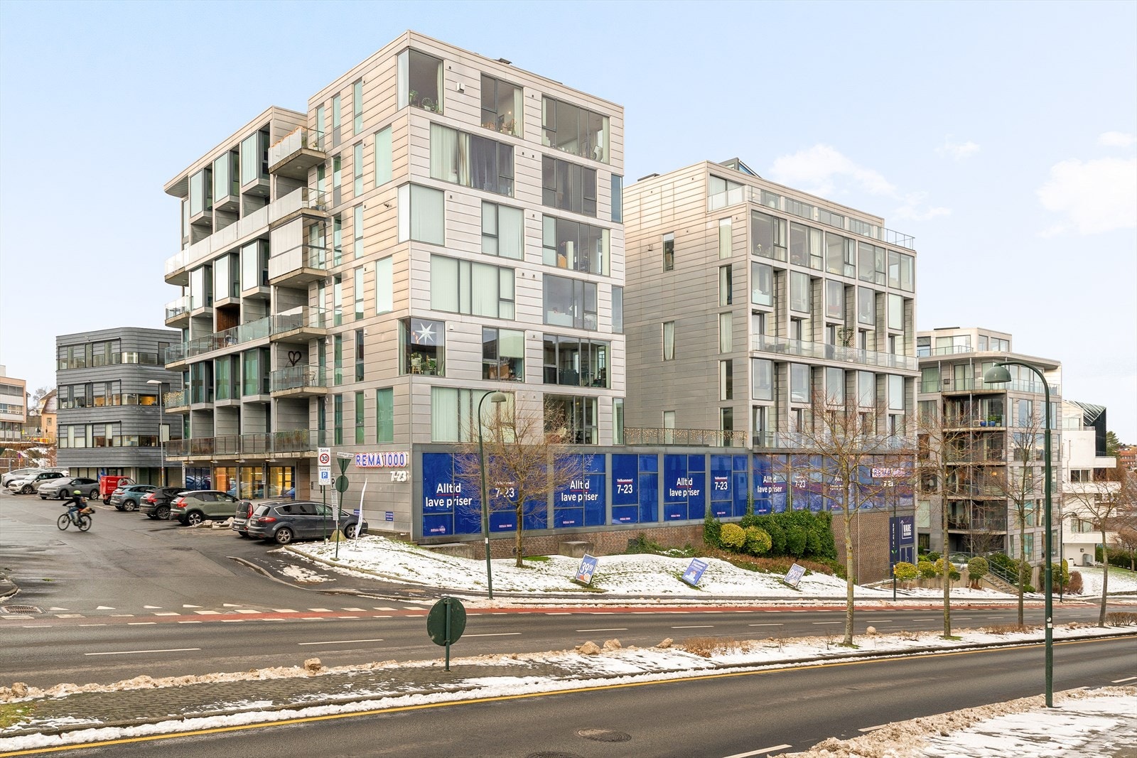 Dagligvarehandelen er enkel med Rema 1000 rett under i samme bygg, eller Extra rett ned gaten. Galleribilde