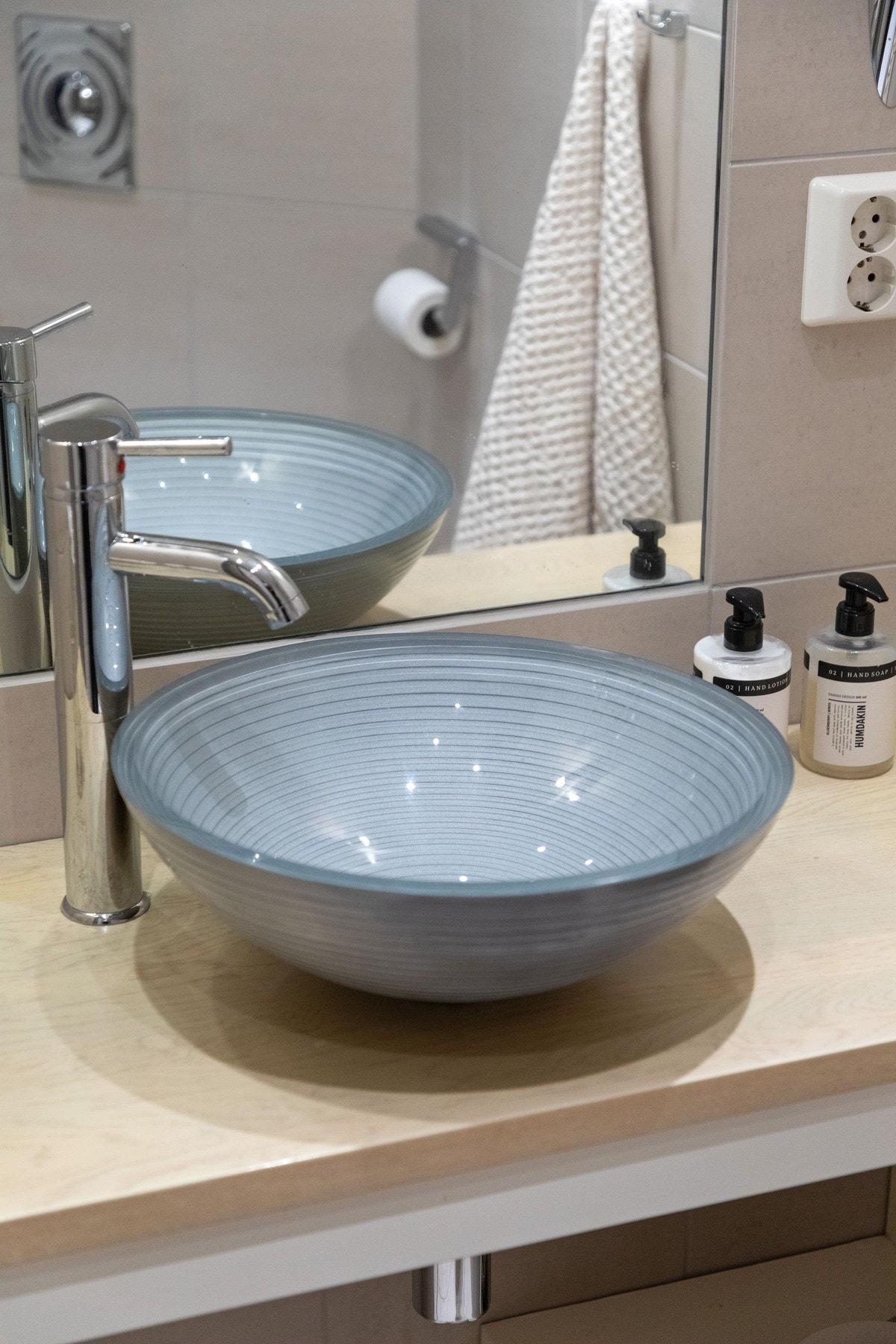 Innredningen består av en toppmontert servant på underskap og et innfliset speil. Galleribilde