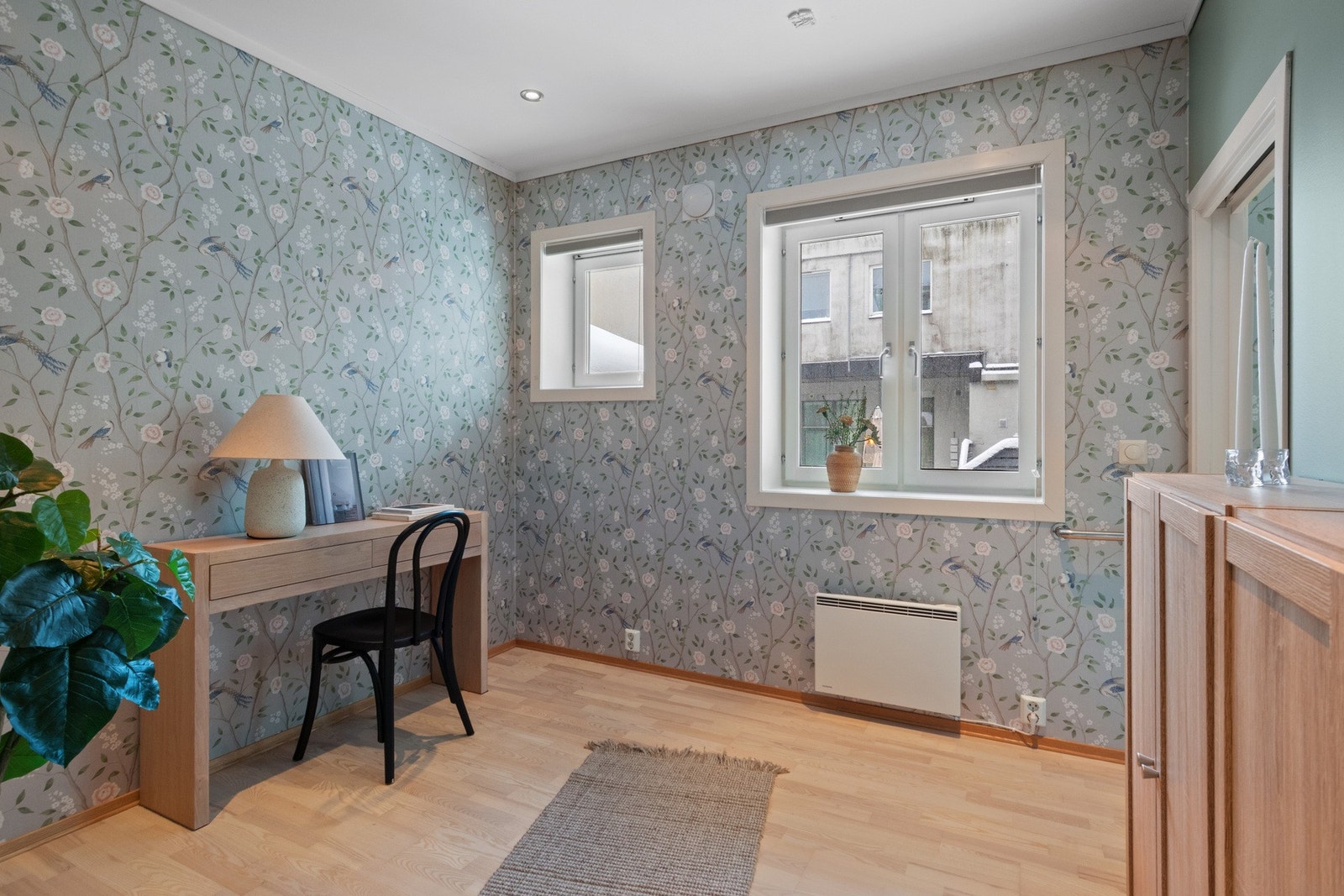 Romslig og pent soverom. Galleribilde