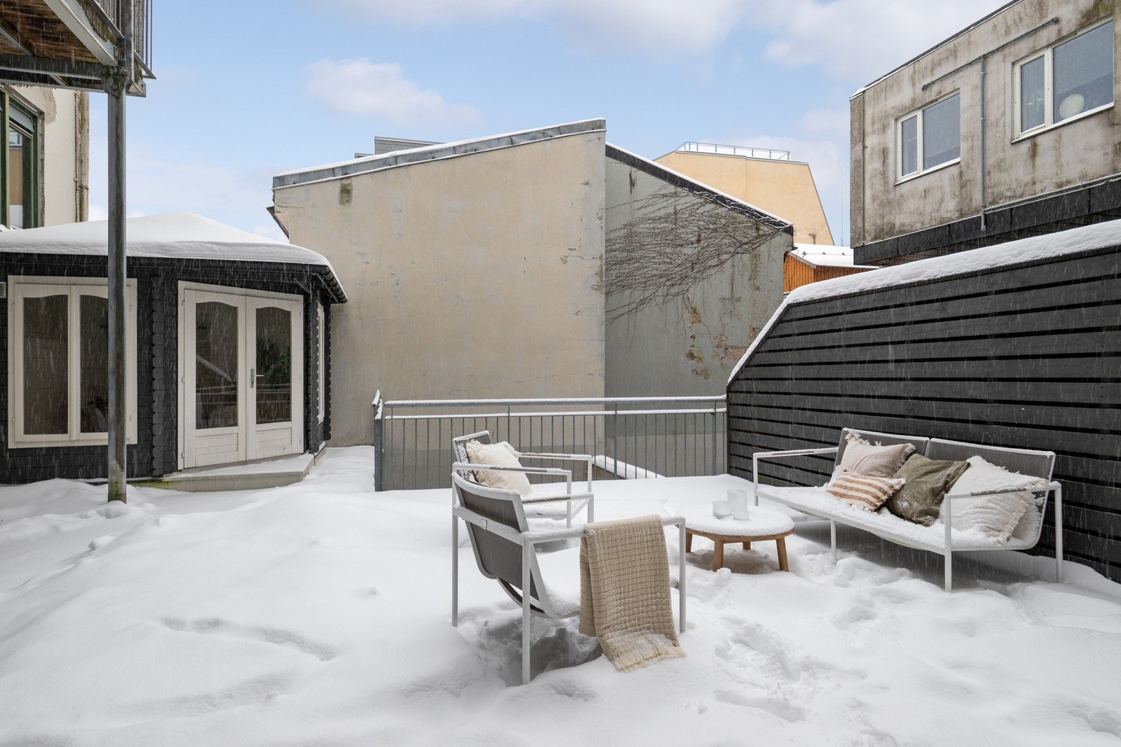 Terrassen er belagt med tredekke og har både utelys og utebelysning, som skaper en hyggelig atmosfære året rundt. Galleribilde