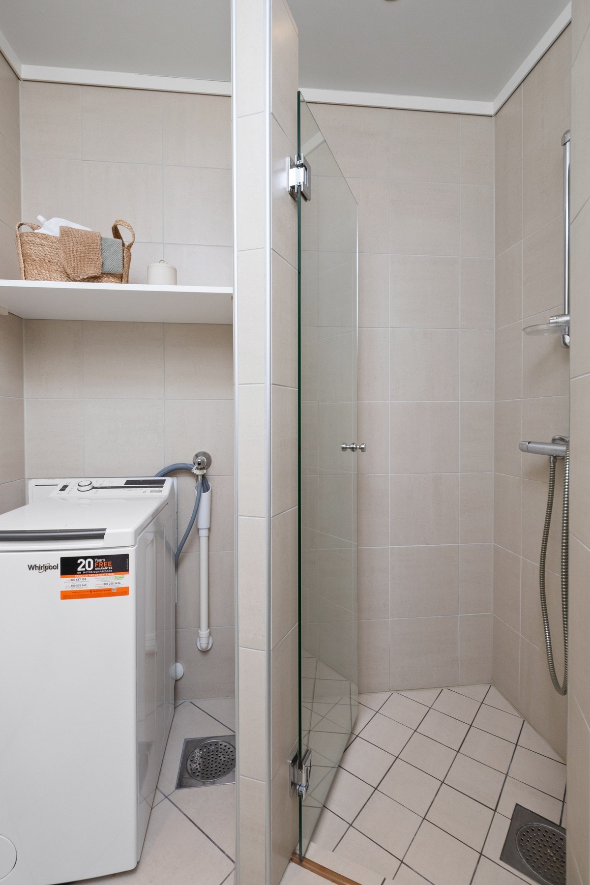 Badet har vegghengt toalett, dusjhjørne, mekanisk avtrekk og opplegg for vaskemaskin. Galleribilde