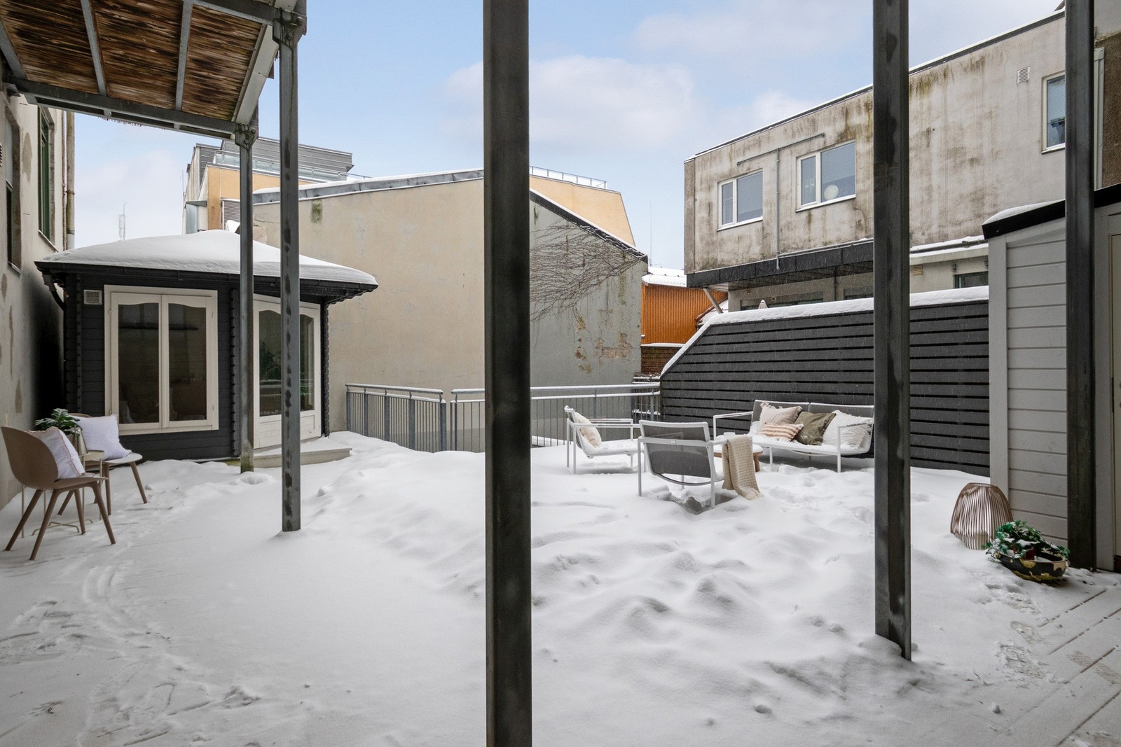 Leiligheten har direkte adkomst fra stue og spisestue til en lun, usjenert og delvis overbygd terrasse på ca. 59 kvm. Galleribilde
