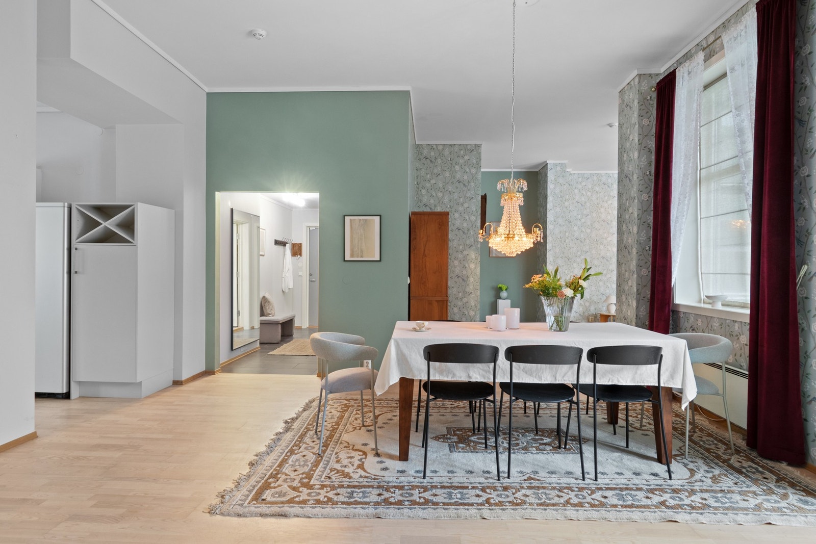 Rommene er malt i delikate, tidsriktige farger som fremhever det klassiske parkettgulvet, mens mønstrede tapeter tilfører særpreg og refererer til byggets opprinnelige stil fra 1870. Galleribilde