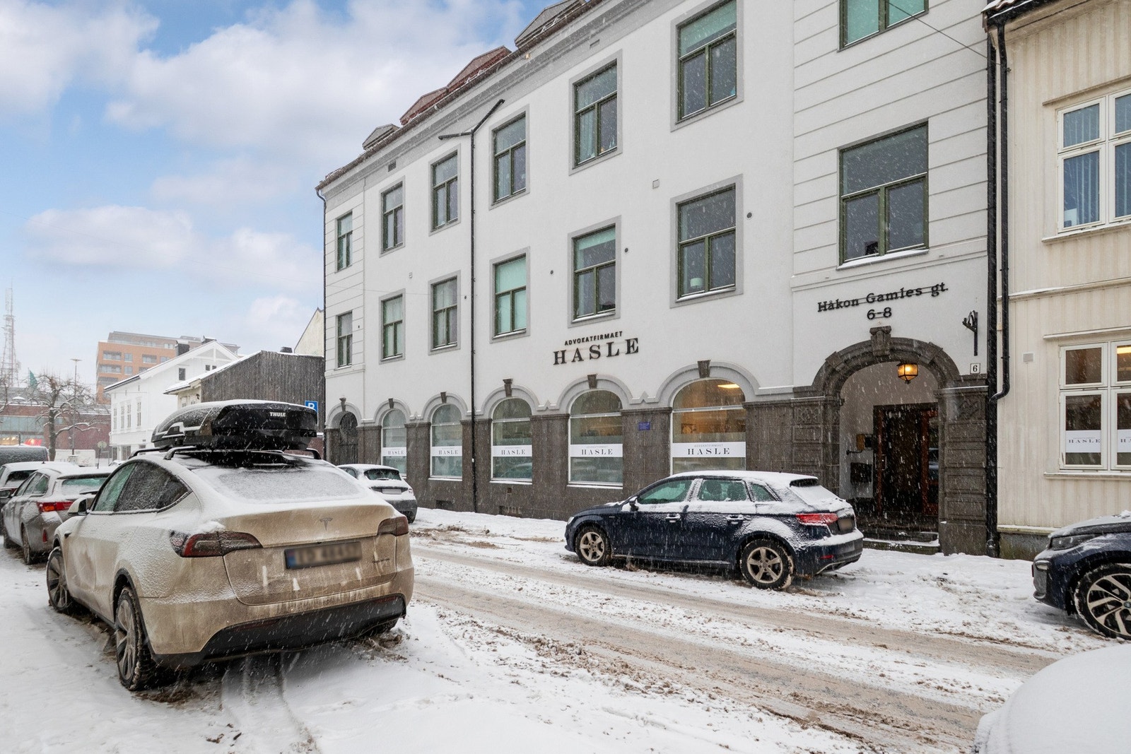 Leiligheten ligger i andre etasje i en klassisk og velholdt bygård, og består av to tidligere leiligheter som er slått sammen til én romslig enhet. Galleribilde