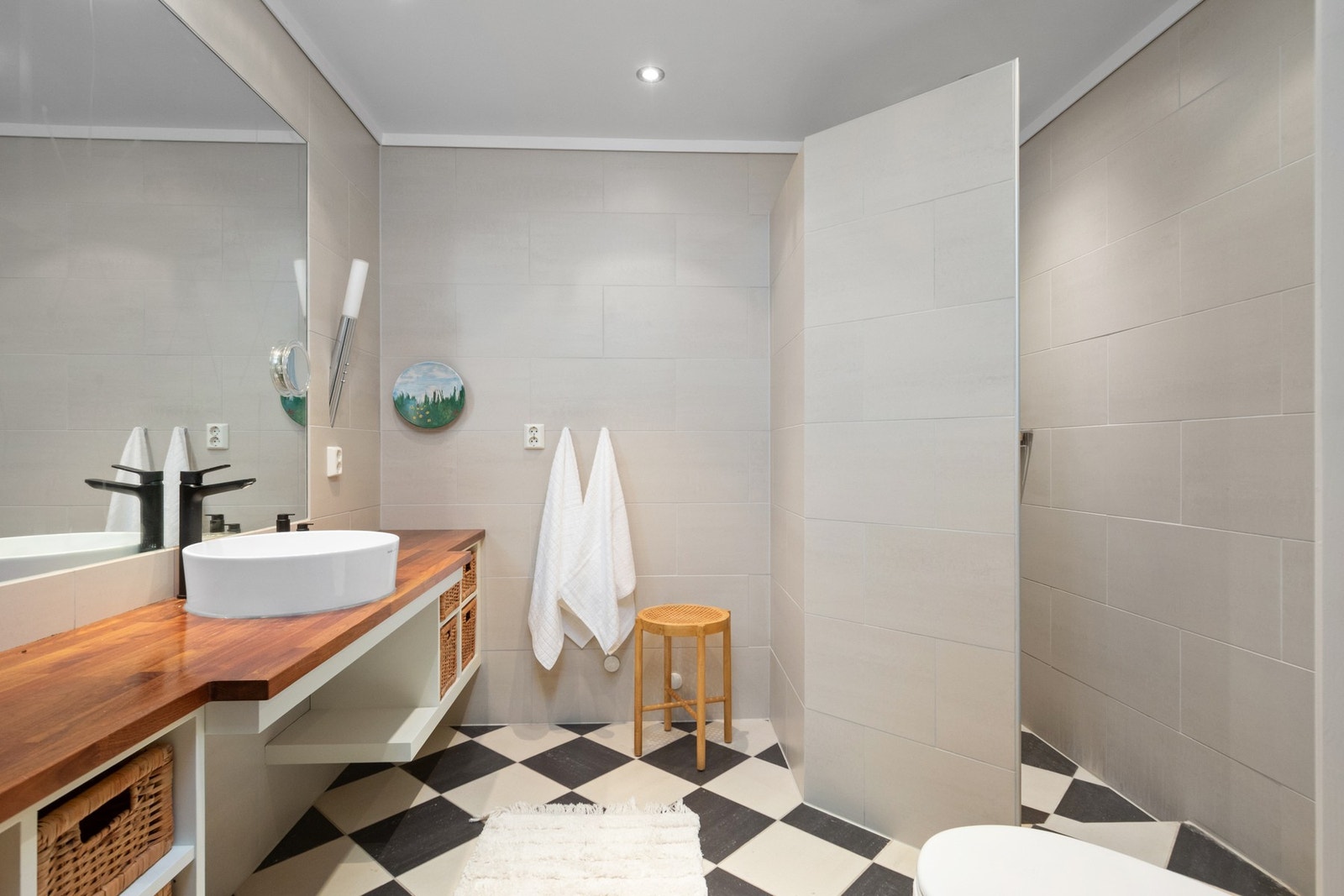 Det ene badet ligger i praktisk suiteløsning med hovedsoverommet, og fremstår som romslig, delikat og godt vedlikeholdt. Galleribilde