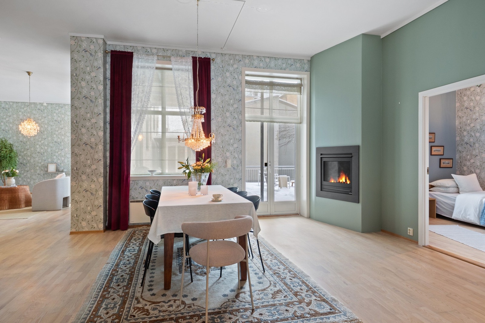 Leiligheten har to vakre stuer - en dagligstue og en spisestue - som ligger i delvis åpen løsning. En moderne gasspeis bidrar til både varme og stemning. Galleribilde